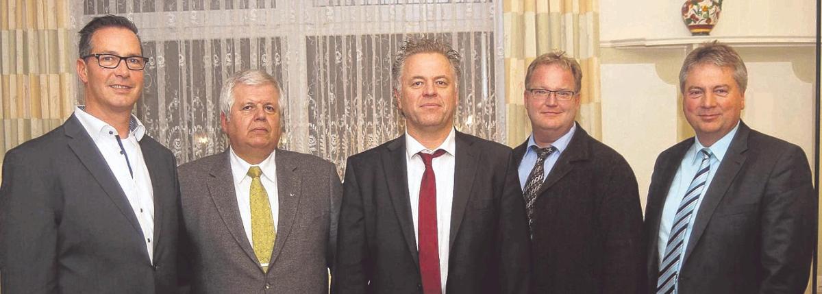 Nach den Wahlgngen gratulierte Samtgemeindebrgermeister Herwig Wbse (r.) seinen politischen Stellvertretern Stefan Wachholder (l.) und Klaus Stark (2.v.l.) sowie dem Ratsvorsitzenden Stefan Pleus (r.) und dessen Stellvertreter Klaus Budzin (Mitte). - F