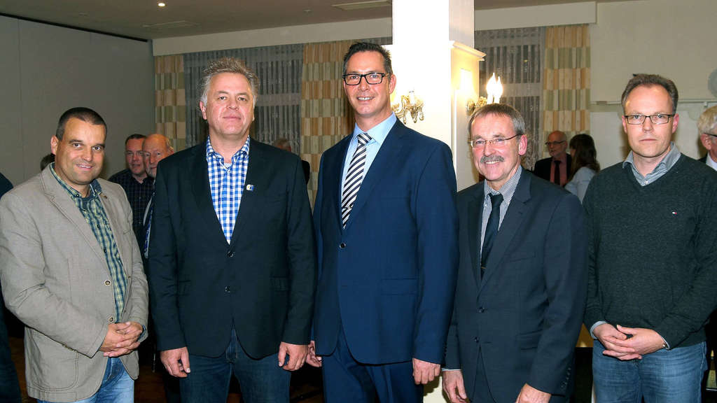 Gemeindedirektor Ingo Fichter (links) und seinem Stellvertreter Jens Hfner (rechts) mit dem neuen politische Brgermeister Stefan Wachholder (Mitte) sowie seinen beiden gleichberechtigten Stellvertretern Klaus Budzin (2.v.l.) und Horst Hackfeld (2.v.r.)