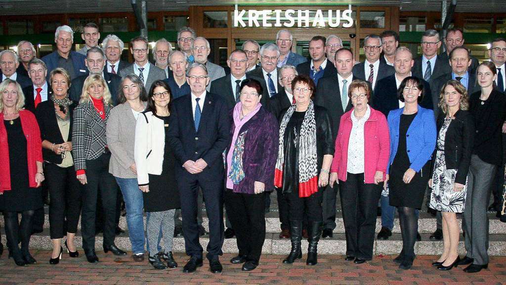 Vor der konstituierenden Sitzung: Der neue Kreistag lie sich am Dienstagnachmittag vor dem Kreishaus in Wildeshausen verewigen... 