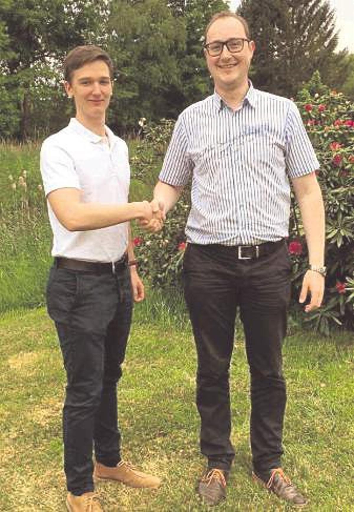 Der neue Vorsitzende Lukas Marquardt (l.) nahm Glckwnsche vom Chef des Landesverbands, Josef Kuhlmann, entgegen. - Foto: Junge Union