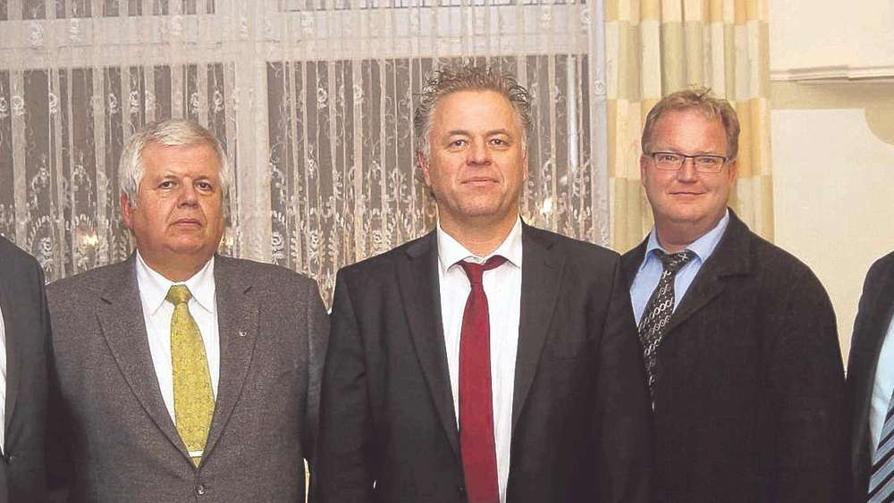 Nach den Wahlgngen gratulierte Samtgemeindebrgermeister Herwig Wbse (r.) seinen politischen Stellvertretern Stefan Wachholder (l.) und Klaus Stark (2.v.l.) sowie dem Ratsvorsitzenden Stefan Pleus (r.) und dessen Stellvertreter Klaus Budzin (Mitte). 