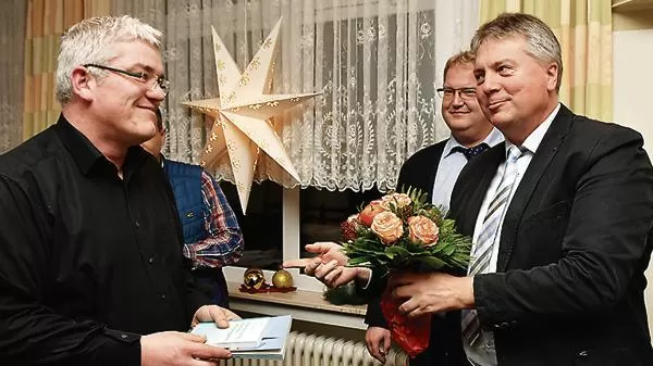 Wurde ber seine Pflichten belehrt: Michael Witte, hier mit Stefan Pleus und Herwig Wbse (von links)