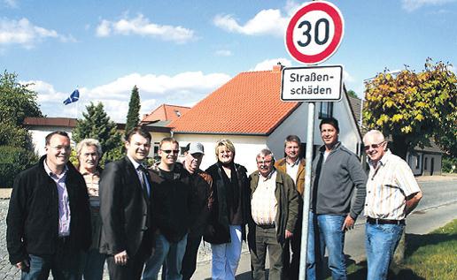 Ortstermin an der Ortsdurchfahrt  ein fast schon alltgliches Bild. Von links: Marco Roreger, Ute Rhode, Ansgar Focke, Ralf Buhlrich, Heinz Volkmer, Yvonne Geppert, Hartmut Post, Herwig Wbse, Stefan Wachholder und Klaus-Dieter Westphal.Foto: Bohlken