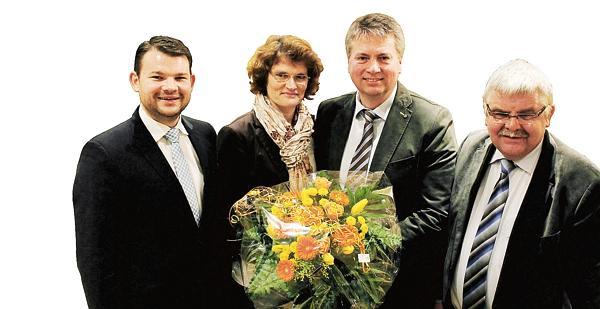Spitzenkandidat der Union: Herwig Wbse (2.v.l.) freute sich ber die Glckwnsche von Ehefrau Beate Jrgens-Wbse sowie der Landtagsabgeordnete Ansgar-Bernhard Focke (links) und Hartmut Post.