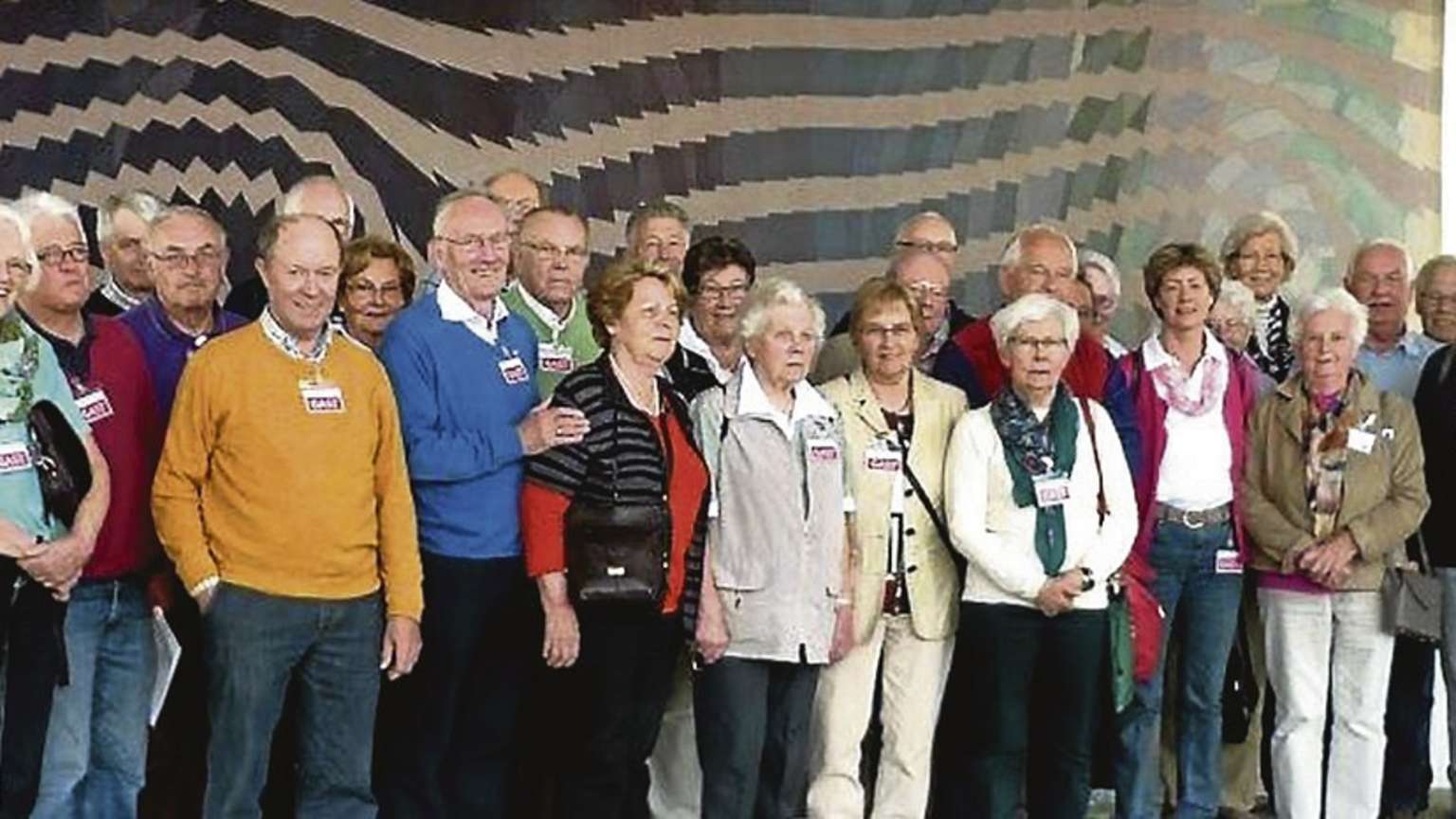 An den Aufenthalt im Haus der Brgerschaft erinnert dieses Gruppenfoto mit Michael Kasch (r.).